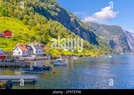 Blick auf ein Dorf am Rande des Aurlandsfjords - unesco-Weltkulturerbe - in Norwegen Stockfoto