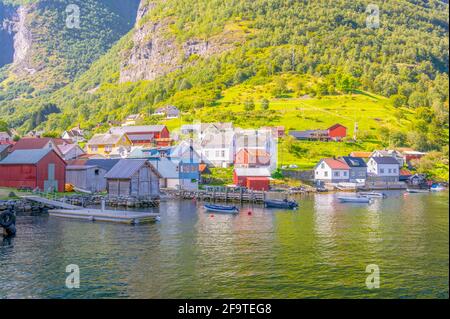 Blick auf ein Dorf am Rande des Aurlandsfjords - unesco-Weltkulturerbe - in Norwegen Stockfoto