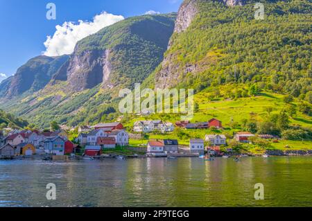 Blick auf ein Dorf am Rande des Aurlandsfjords - unesco-Weltkulturerbe - in Norwegen Stockfoto