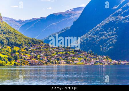 Blick auf ein Dorf am Rande des Aurlandsfjords - unesco-Weltkulturerbe - in Norwegen Stockfoto