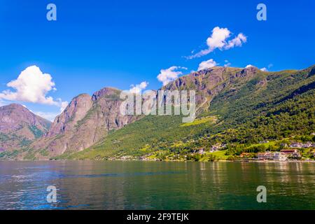 Blick auf ein Dorf am Rande des Aurlandsfjords - unesco-Weltkulturerbe - in Norwegen Stockfoto