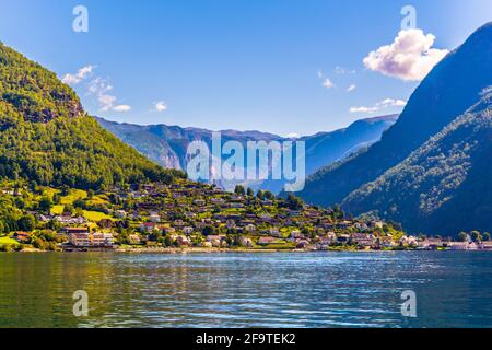 Blick auf ein Dorf am Rande des Aurlandsfjords - unesco-Weltkulturerbe - in Norwegen Stockfoto