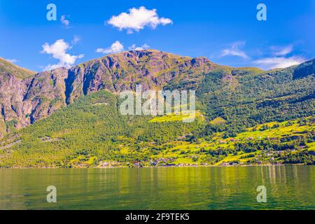 Blick auf ein Dorf am Rande des Aurlandsfjords - unesco-Weltkulturerbe - in Norwegen Stockfoto