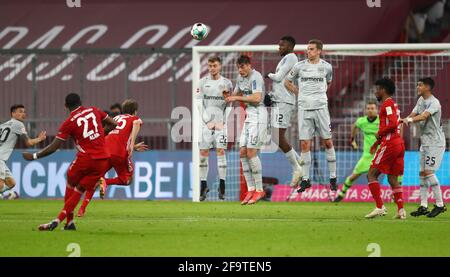 München, Deutschland. April 2021. Fußball: Bundesliga, Bayern München - Bayer Leverkusen, Matchday 30. Münchner Verteidiger David Alaba beim Freistoß Credit: Matthias Schrader/AP Pool/dpa/Alamy Live News Stockfoto