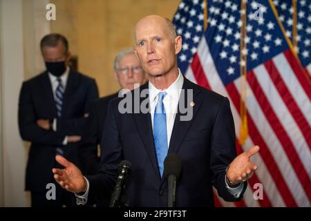 Washington, Vereinigte Staaten Von Amerika. April 2021. Der Senator der Vereinigten Staaten, Rick Scott (Republikaner von Florida), hält am Dienstag, den 20. April 2021, im Anschluss an das Mittagessen der Republikaner im Russell Senate Office Building in Washington, DC, eine Stellungnahme ab. Quelle: Rod Lampey/CNP/Sipa USA Quelle: SIPA USA/Alamy Live News Stockfoto