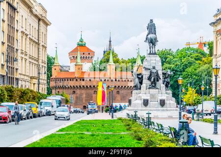 Das Grunwald-Denkmal mit der Barbikan-Festung im Platz Jana Matejki Krakau Polen Stockfoto