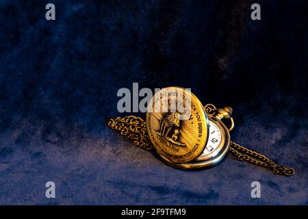 Taschenuhr auf blauem Hintergrund Stockfoto