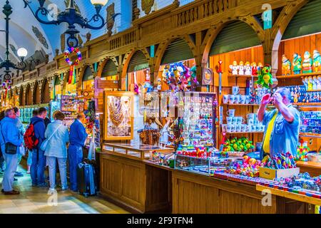 KRAKAU, POLEN, 11. AUGUST 2016: Auf dem Marktplatz von Sukiennice (Tuchhalle, Draper-Halle) in Krakau (Krakau) schlendern die Menschen durch die Geschäfte, Stockfoto