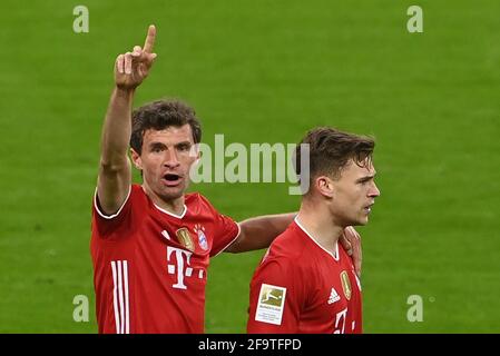 München, Deutschland. April 2021. Fußball: Bundesliga, Bayern München - Bayer Leverkusen, Matchday 30. Thomas Müller (l.), Joshua Kimmich (beide Bayern München), Quelle: Christof Stache/AFP Pool/dpa/Alamy Live News Stockfoto