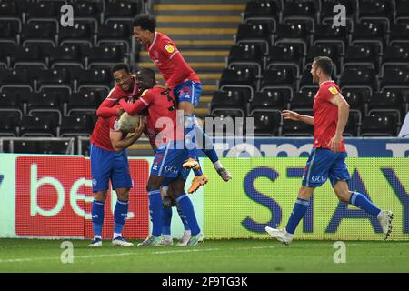 Swansea, Großbritannien. April 2021. QPR feiern ihr Ziel von Lyndon Dykes #9 von Queens Park Rangers in Swansea, Großbritannien am 4/20/2021. (Foto von Mike Jones/News Images/Sipa USA) Quelle: SIPA USA/Alamy Live News Stockfoto