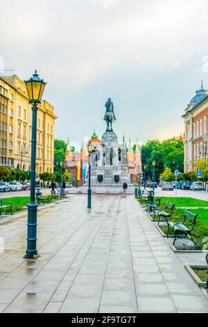 Das Grunwald-Denkmal mit der Barbikan-Festung im Platz Jana Matejki Krakau Polen Stockfoto