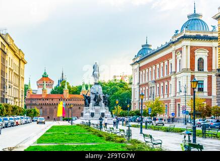 Das Grunwald-Denkmal mit der Barbikan-Festung im Platz Jana Matejki Krakau Polen Stockfoto