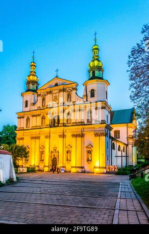 Nachtansicht der beleuchteten Bernhardinerkirche in Krakau/Krakau, Polen. Stockfoto