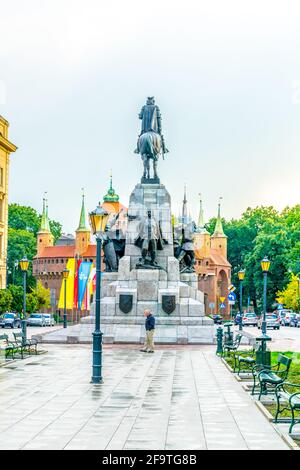 Das Grunwald-Denkmal mit der Barbikan-Festung im Platz Jana Matejki Krakau Polen Stockfoto