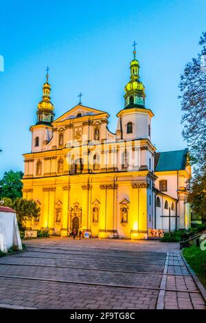 Nachtansicht der beleuchteten Bernhardinerkirche in Krakau/Krakau, Polen. Stockfoto