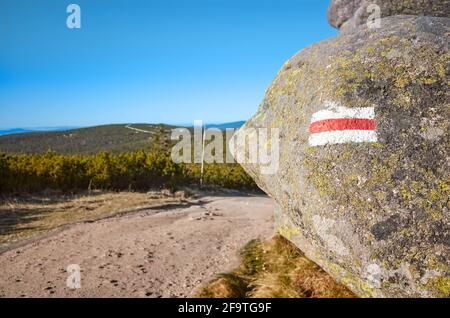 Rote Wandermarkierung auf einem Felsen, selektiver Fokus, Nationalpark Karkonosze, Polen. Stockfoto