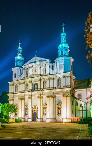 Nachtansicht der beleuchteten Bernhardinerkirche in Krakau/Krakau, Polen. Stockfoto