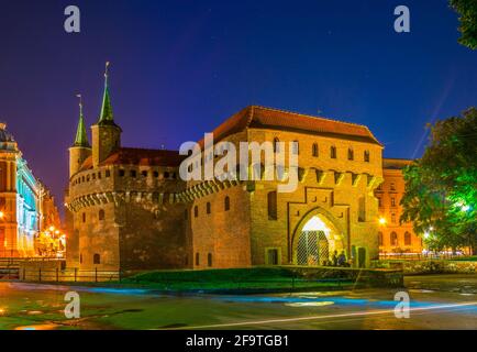 Nachtansicht des Barbikan-Tores in der polnischen Stadt Krakau. Stockfoto