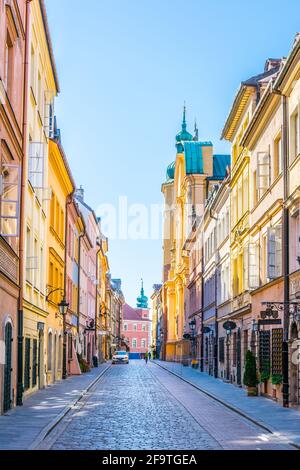 Novomiejska Straße, die in Richtung der königlichen Burg in Warschau, Polen. Stockfoto