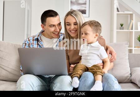 Kind Sohn lernen Computer tun Online-Shopping sitzen mit Eltern auf der Couch. Stockfoto