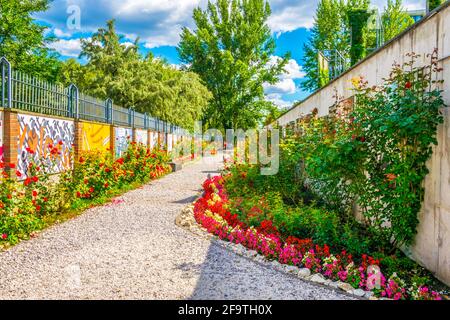 Ansicht einer Mauer der Opfer des Warschauer Aufstands im Inneren des Museums, das dieser Veranstaltung gewidmet ist, Polen. Stockfoto