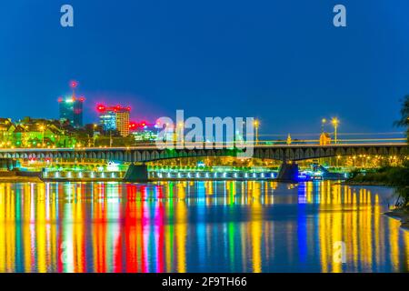 Die Altstadt von Warschau spiegelte sich in der Nacht an der Weichsel mit der Slasko-dabrowski-Brücke, Polen. Stockfoto