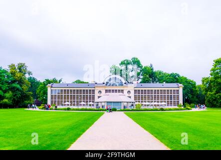 Neues Orangery-Gebäude im Lazienki-Park in Warschau, Polen. Stockfoto