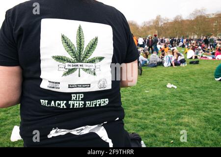 London, Großbritannien, 4. April 2021 Tausende versammeln sich im Hyde Park, um den „Weed Day“ 4/20 zu feiern, trotz der kovidierten Einschränkungen. Der Tag feiert die Verwendung von Cannabis und fordert die Legalisierung. Eine Person trägt ein T-Shirt mit einem Cannabisblatt darauf Stockfoto