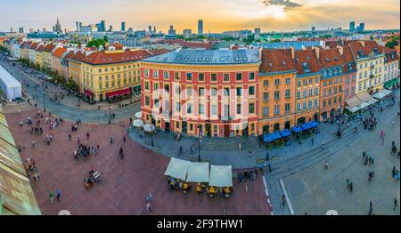 Luftaufnahme der krakowskie przedmiescie Straße mit dem Palast der Kultur und Wissenschaft im Hintergrund in Warschau, Polen Stockfoto