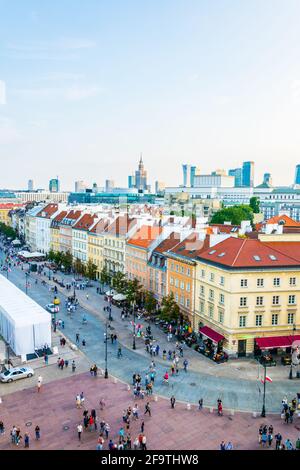 Luftaufnahme der krakowskie przedmiescie Straße mit dem Palast der Kultur und Wissenschaft im Hintergrund in Warschau, Polen Stockfoto