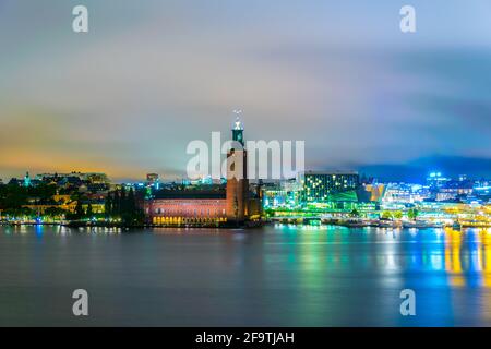 Nachtansicht des Stadshuset Rathauses in der schwedischen Hauptstadt Stockholm, Schweden. Stockfoto