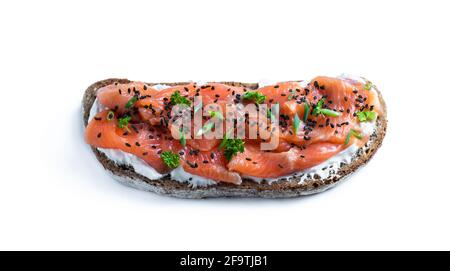 Gesundes Toast mit Roggenbrot und Lachs auf Weiß isoliert Stockfoto