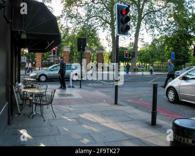 Kreuzung der North London Streets, Personen und Ampeln am Eingang zum Finsbury Park an der Seven Sisters Road, von der Finsbury Park Road, London N4, Großbritannien ab 2012 Stockfoto