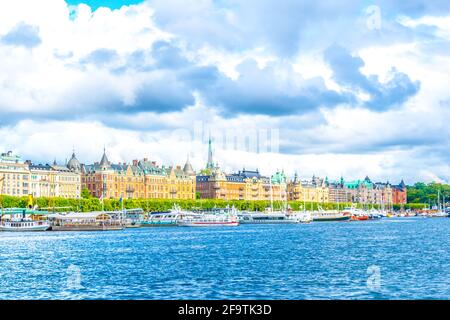 Blick auf die Stockholmer Uferpromenade mit wunderschönen alten Häusern Davon in Schweden Stockfoto