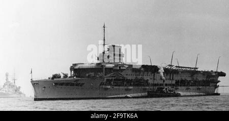 AJAX VINTAGE PICTURE LIBRARY. MAI 1937. SPITHEAD, ENGLAND. - HMS COURAGEOUS, URSPRÜNGLICH 1916 ALS BATTLE-CRUISER GESTARTET, 1924 ZUM FLUGZEUGTRÄGER UMGEBAUT, 1938 ZUM TRAININGSTRÄGER ERNANNT, WAR AM 20. MAI 1937 BEI DER KRÖNUNGSFLOTTENÜBERPRÜFUNG BEI SPITHEAD FÜR KÖNIG GEORG VI. ANWESEND DAS ERSTE BRITISCHE KRIEGSSCHIFF, DAS IM SEPTEMBER 1939 VON DEM DEUTSCHEN U-BOOT U-29 AUF EINER ANTI-U-BOOT-PATROUILLE VOR IRLAND VERSENKT WURDE. FOTO:AJAX VINTAGE PICTURE LIBRARY REF:50 23 37 Stockfoto