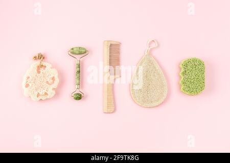 Natürliche Hygieneprodukte, Bambus- oder Loofah-Schwamm, umweltfreundliches Produkt ohne Abfall. Stockfoto