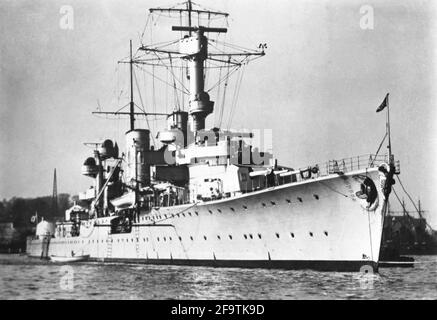 AJAXNETPHOTO. 1936. STANDORT UNBEKANNT. - DEUTSCHES KRIEGSSCHIFF - DER LEICHTKREUZER KONIGSBRG, SCHWESTERSCHIFF DER KÖLN UND KARKSRUHE. 7,7000GT. 1929 AUF DER WILLHELMSHAVEN WERFT GESTARTET. VERSENKT VON BRITISH BLACKBURN SKUA IN BERGEN, NORWEGEN, 1942. FOTOGRAF:UNBEKANNT © DIGITAL IMAGE COPYRIGHT AJAX VINTAGE PICTURE LIBRARY QUELLE: AJAX VINTAGE PICTURE LIBRARY COLLECTION REF:1936 19 Stockfoto