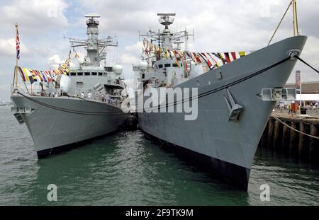 AJAXNETPHOTO. JULI 2008. PORTSMOUTH, ENGLAND. - (L-R) DUKE-KLASSE TYP 23 FREGATTE HMS ARGYLL NEBEN BREITSCHWERT-KLASSE TYP 22 CHARGE 3 FREGATTE HMS CAMPBLETOWN AM SÜDBAHNHOF. FOTO: JONATHAN EASTLAND/AJAX REF:82907 1008 Stockfoto