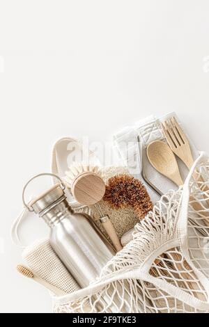 Zero Waste Küchenreinigung Konzept. Umweltfreundliche natürliche Reinigungswerkzeuge und -Produkte, Bambusschüssel-Bürsten. Kein Plastik, umweltfreundlicher Lebensstil. Draufsicht, flach liegend. Stockfoto