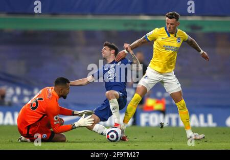 Chelsea's Christian Pulisic (Mitte) geht während des Premier League-Spiels in Stamford Bridge, London, unter die Herausforderung von Brighton und Hove Albion-Torhüter Robert Sanchez (links) und Ben White (rechts). Bilddatum: Dienstag, 20. April 2021. Stockfoto