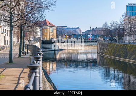 Berlin, Deutschland - 1. März 2021: Ufer des Schifffahrtskanals Berlin-Spandau mit Sandkrug-Brücke und Straßenbahn Stockfoto