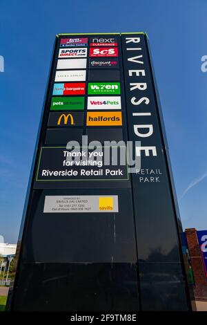 Am Eingang des Riverside Retail Park in Warrington, Khshire, Großbritannien, befindet sich ein Schild mit den Informationen zum Geschäft Stockfoto