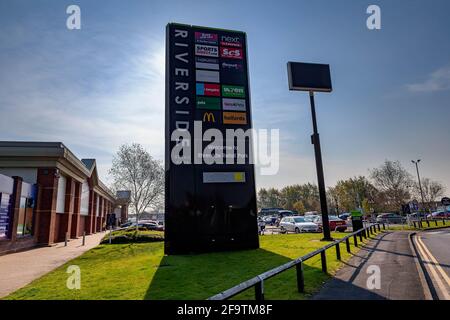 Am Eingang des Riverside Retail Park in Warrington, Khshire, Großbritannien, befindet sich ein Schild mit den Informationen zum Geschäft Stockfoto