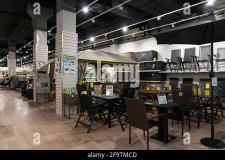 Grodno, Weißrussland - 07. April 2021: Innenansicht des JYSK-Geschäfts im Einkaufszentrum TRINI. Abteilung für den Verkauf von Gartenmöbeln und Werkzeugen. Stockfoto