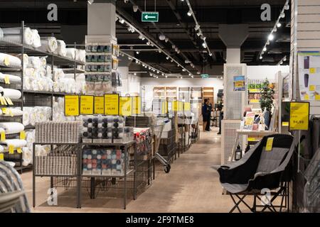 Grodno, Weißrussland - 07. April 2021: Innenansicht des JYSK-Geschäfts im Einkaufszentrum TRINI. Abteilung für den Verkauf von Gartenmöbeln und Werkzeugen. Stockfoto