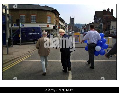 BORIS JOHNSON KONSERVATIVER KANDIDAT FÜR HENLEY AUS UND ÜBER TREFFEN UND GRÜSST DIE ÖFFENTLICHKEIT IN HENLEY AN DER THEMSE ALS ER SEINE KAMPAGNE BEGINNT, DIE ALS KANDIDAT FÜR STEHT DER KONSERVATIVE PARTYPIC DAVID SANDISON 11/5/2002 Stockfoto