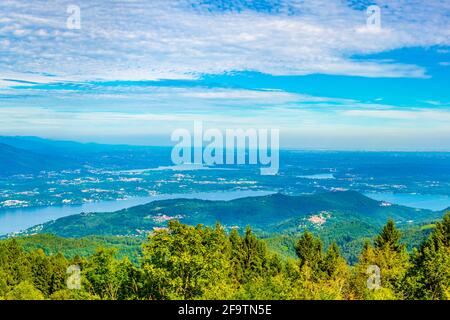 Luftaufnahme des Lago Maggiore vom Berg Mottarone in Italien Stockfoto