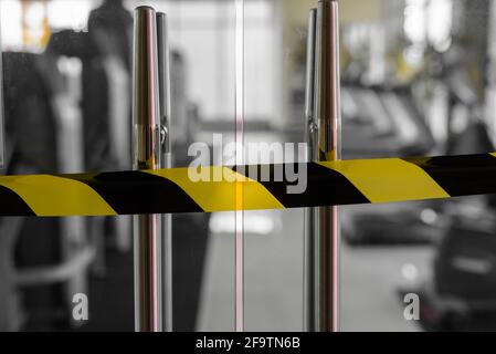 Geschlossene Turnhalle wegen Coronavirus, Covid-19 Ausbruch. Stockfoto