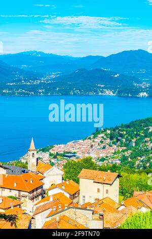 Luftaufnahme des Dorfes Somerano in Italien Stockfoto