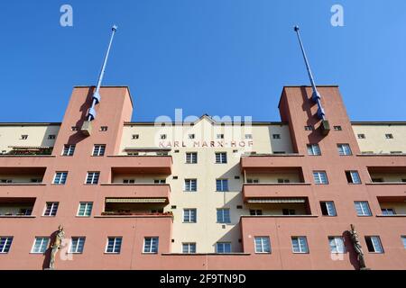 WIEN, ÖSTERREICH - 13. SEPTEMBER 2018: Karl-Marx-Hof, ein langes Wohnhaus im 19. Bezirk (Döbling) von Wien. Erbaut zwischen 1927-1930. Stockfoto